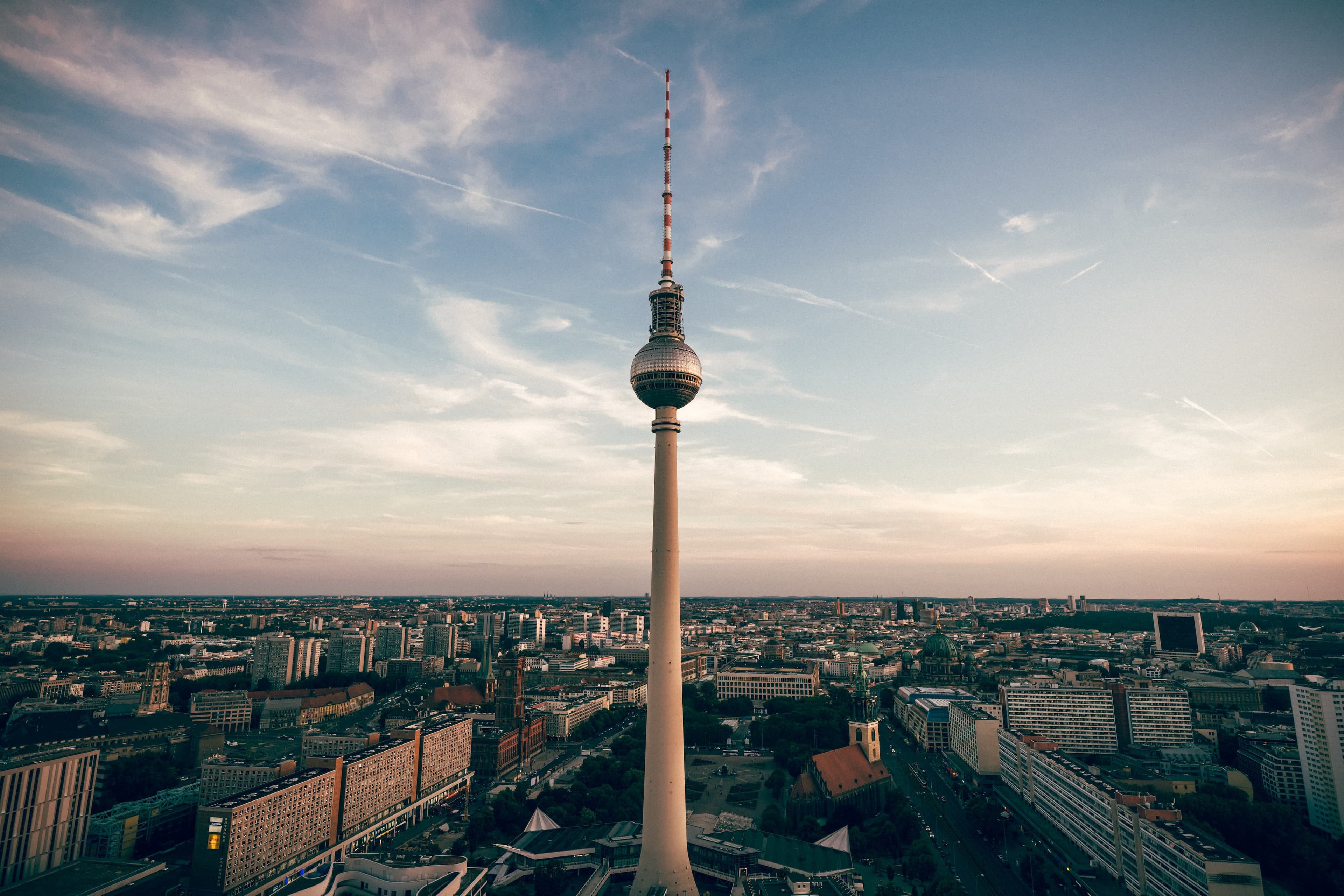 Blick auf den Berliner Fernsehturm vom Dach eines Gebäudes.